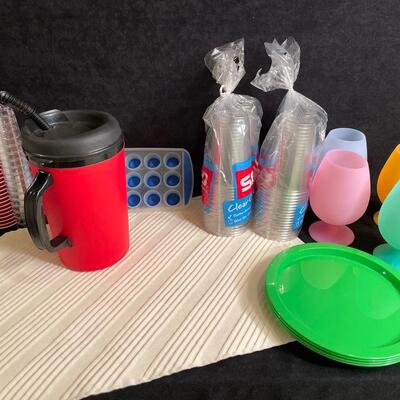 Lot 253  More Plasticware