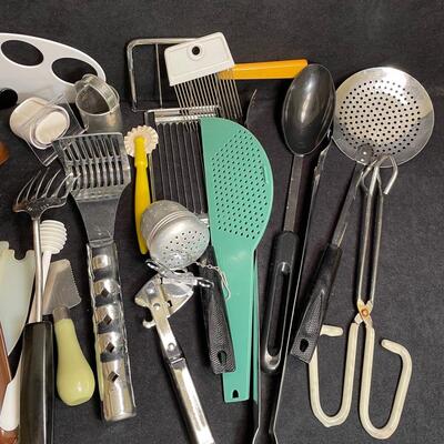 Lot 281  Huge lot of kitchen utensils