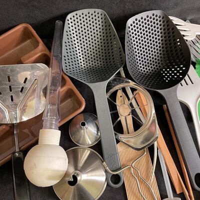 Lot 281  Huge lot of kitchen utensils