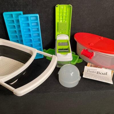 Lot 293  More Plasticware