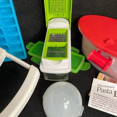 Lot 293  More Plasticware