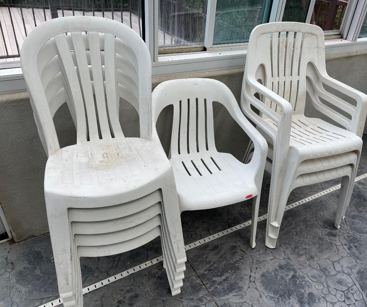 559 9 White Plastic White Chairs