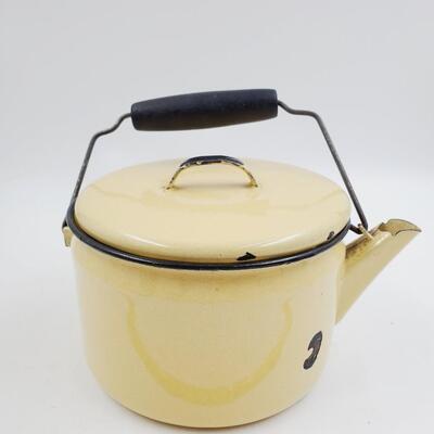 VINTAGE YELLOW ENAMELWARE TEAPOT/KETTLE WITH LID 