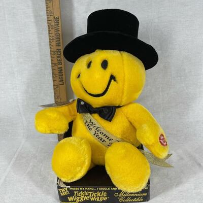 Electronic Tickle Tickle Wiggle Wiggle Millennium Collectible Plush New Year Happy Face