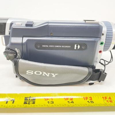 SONY DCR-TRV530 DIGITAL8 8MM VIDEO CAMERA & CASE