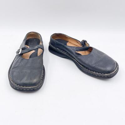 BORN NAVY MARY JANE SHOES - WOMENâ€™S SIZE 6.5