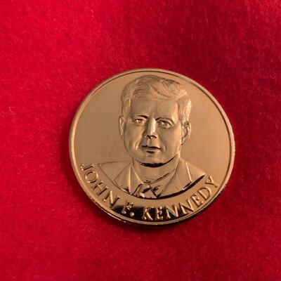 JOHN KENNEDY GOLD PLATED SILVER DOLLAR SIZE ASSASSINATED MEDAL 