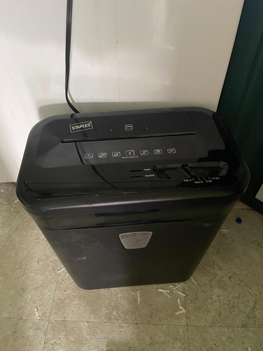 lot 367 Staples paper shredder