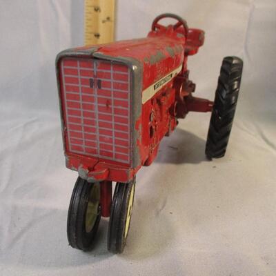Lot 30 - Red International Tractor