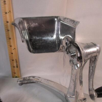 Lot 33 - Duncan Hines Food and Vegetable Cutter