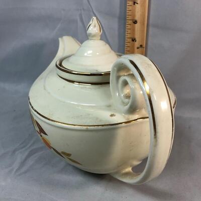 Lot 45 - Hall Jewel T or Autumn Leaf Aladdin Tea Pot with Diffuser