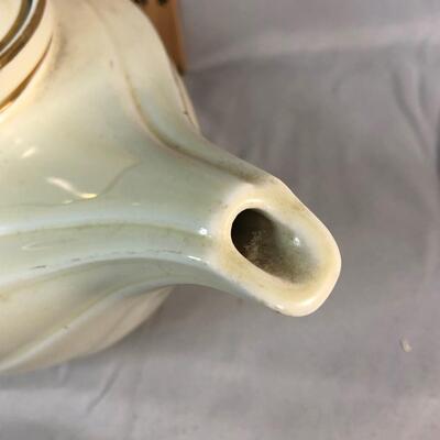 Lot 45 - Hall Jewel T or Autumn Leaf Aladdin Tea Pot with Diffuser