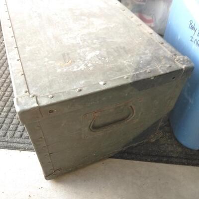 LOT 65 WOODEN STORAGE BOX WITH LID