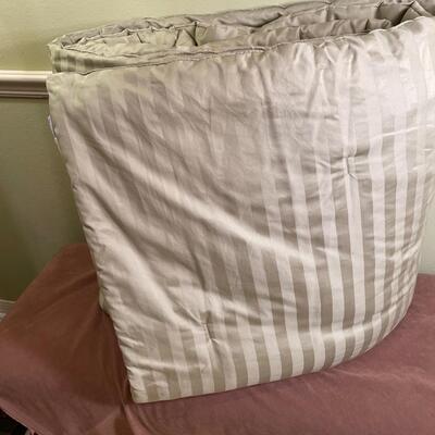 Lot 334  King Comforter  Charter Club