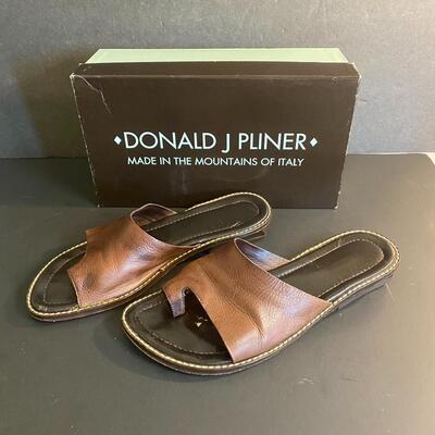 Lot 352: Designer Sandals Women's size 9