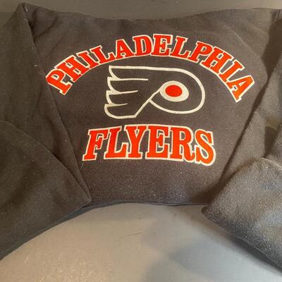 Lot 358: Vintage Flyers Sweatshirts 