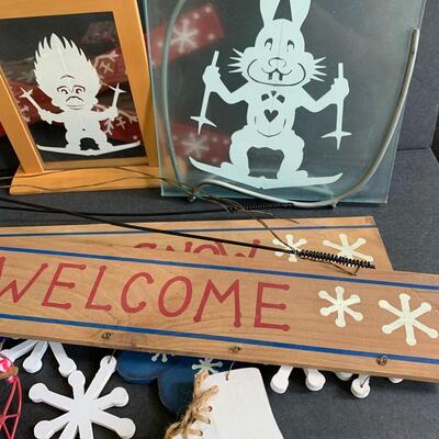 Lot 168: Skiing Lot with Paper Cutting Art