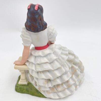1983 AVON â€œVIVIEN LEIGH AS SCARLETT Oâ€™HARAâ€ IMAGES OF HOLLYWOOD PORCELAIN FIGURINE