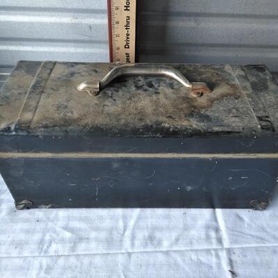 LOT 83 METAL TOOLBOX WITH TOOLS 