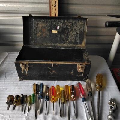 LOT 83 METAL TOOLBOX WITH TOOLS 