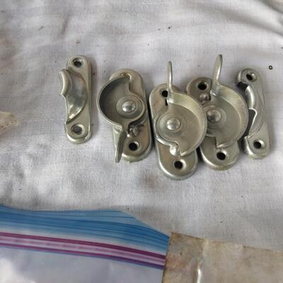 LOT 84 CABINET KNOBS & HANDLES 