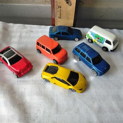 LOT 56 COLLECTION OF MAISTO TOY CARS 