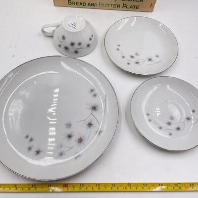 VINTAGE CREATIVE FINE CHINA â€œPLATINUM STAR BURSTâ€ SET OF 18