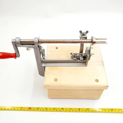 THE PAMPERED CHEF APPLE PEELER/CORER WITH STAND AND THICK SLICE ATTACHMENT