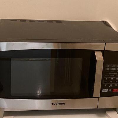 Lot 360: Toshiba Microwave 