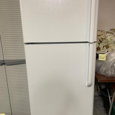 Lot 423  Refrigerator/Freezer