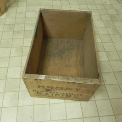LOT 24  BUSHEL BASKETS AND WOODEN CRATE