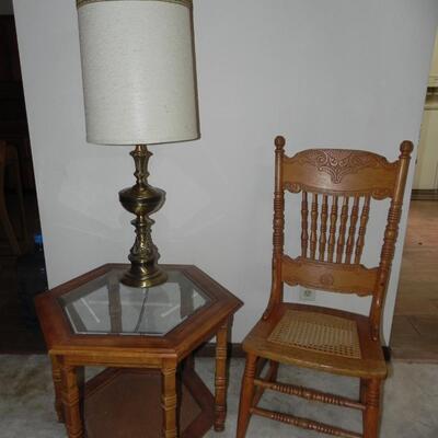 LOT 36  END TABLE, LAMP AND SIDE CHAIR