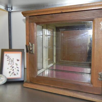 LOT 40  SHADOW BOX AND OTHER HOME DECOR