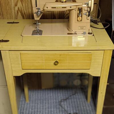 Oldie but Goodie Vintage Singer Sewing Machine, Works!