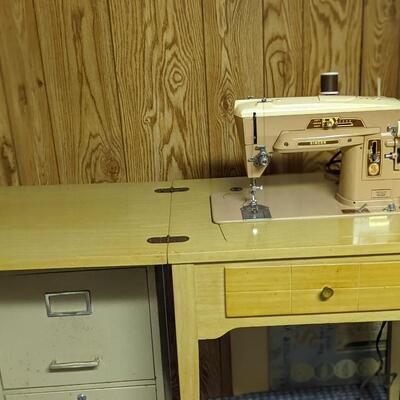 Oldie but Goodie Vintage Singer Sewing Machine, Works!