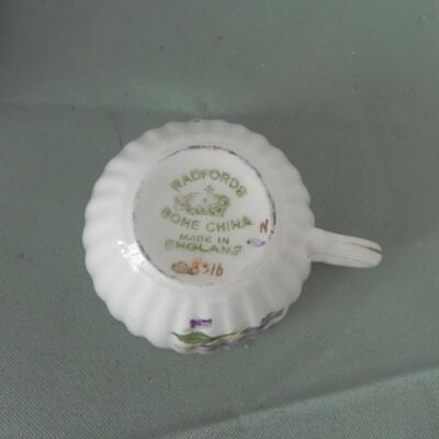 LOT 82  COLLECTION OF FINE CHINA CUPS & SAUCERS