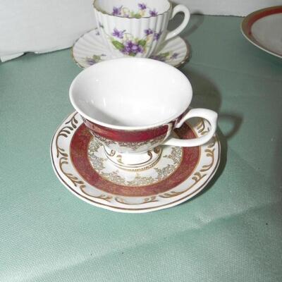 LOT 82  COLLECTION OF FINE CHINA CUPS & SAUCERS