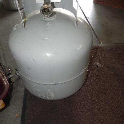 LOT 93  PORTABLE GRILL AND PROPANE TANK