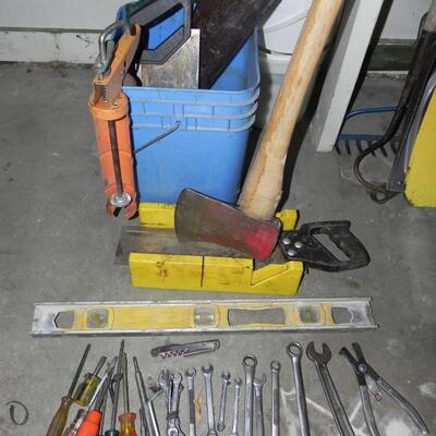 LOT 95  LARGE VARIETY OF HAND TOOLS