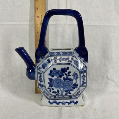 Decorative Chinese blue and white ceramic tea pot