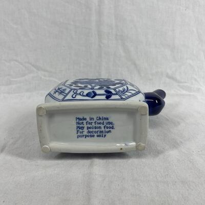 Decorative Chinese blue and white ceramic tea pot