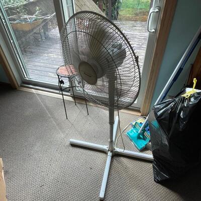 Oscillating floor fan / 3 speed