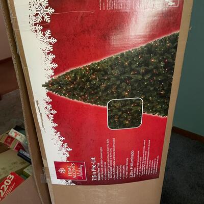 7.5 Pre-lit Christmas tree in box