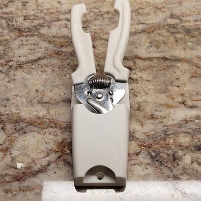 Lot 17: Pampered Chef Shears, Garlic Press and Slicer