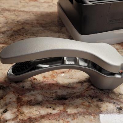 Lot 17: Pampered Chef Shears, Garlic Press and Slicer
