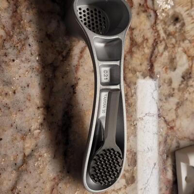 Lot 17: Pampered Chef Shears, Garlic Press and Slicer