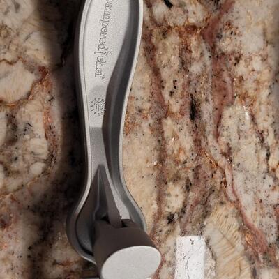 Lot 17: Pampered Chef Shears, Garlic Press and Slicer