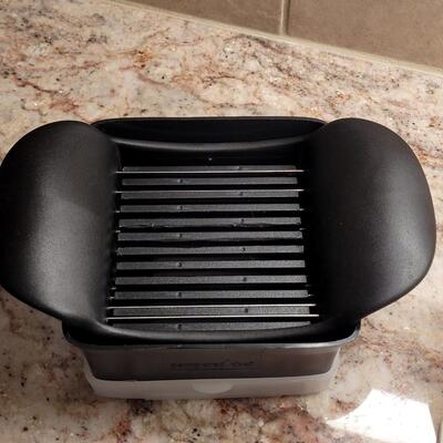 Lot 17: Pampered Chef Shears, Garlic Press and Slicer