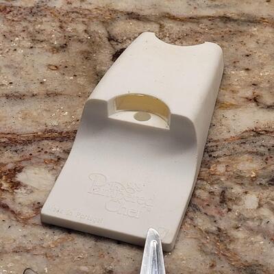 Lot 17: Pampered Chef Shears, Garlic Press and Slicer