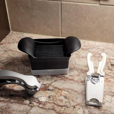 Lot 17: Pampered Chef Shears, Garlic Press and Slicer